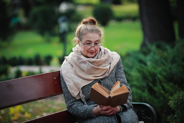 Счастливая старшая женщина, чтение книги в осеннем парке © prohor08