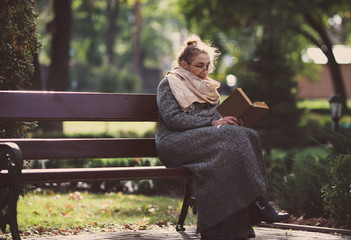 Счастливая старшая женщина, чтение книги в осеннем парке © prohor08