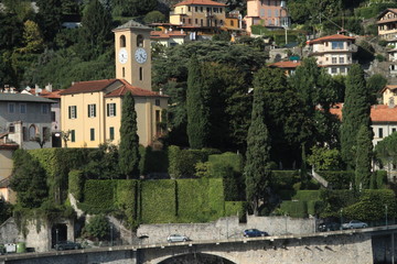 Ortskern mit Uhrenturm in Gravedona am Comer See