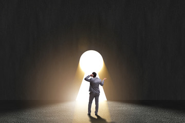 Obraz premium Businessman facing difficult choice dilemma