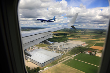 Lądowanie samolotu pasażerskiego na lotnisku w Monachium w Niemczech. - obrazy, fototapety, plakaty