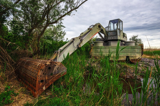Bagger im Schilf am Neusiedlersee