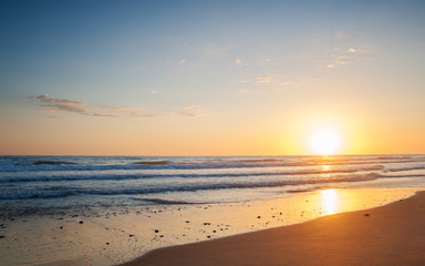 Fototapeta na wymiar Sonnenuntergang am Strand von Cadiz