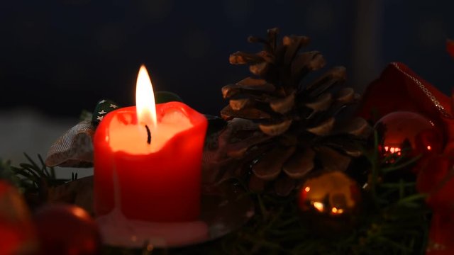 brennende rote Kerze und Kiefernzapfen, Weihnachtsdekoration