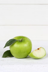 Apfel grün Obst Frucht Früchte Hochformat Textfreiraum auf Holzplatte