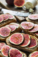 Sandwich with figs and goat cheese