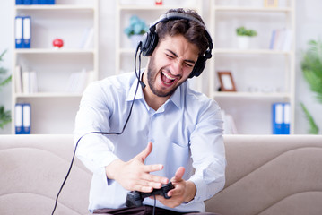 Naklejka premium Student gamer playing games at home