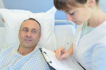 Obraz premium doctor with male patient