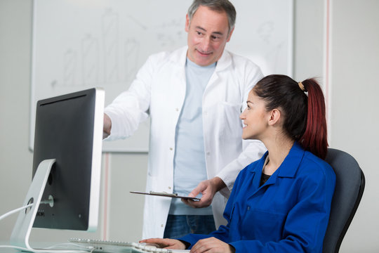 apprentice in front of the computer