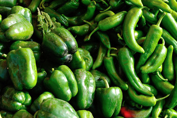 Obraz na płótnie Canvas fresh green pepper selling at vegetable market