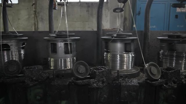 Manufacture of metal wire on a rolling machine