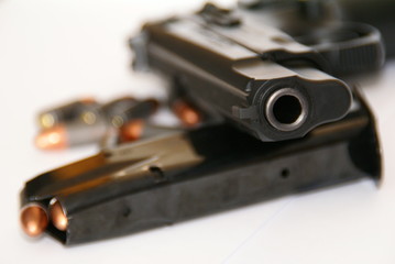 Pistolet kaliber 9mm - obrazy, fototapety, plakaty