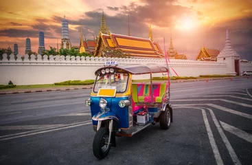Foto op Canvas Tuk tuk op de achtergrond van Bangkok& 39 s Grand Palace Complex en Wat Phra Kaew, een van de toeristische attracties van Bangkok, Bangkok, Thailand © Travel mania