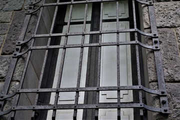 鉄格子のはまった蔵の窓