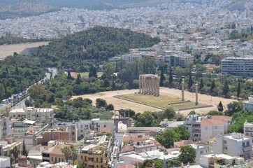 Fototapeta na wymiar L’Olympiéion, ou temple de Zeus olympien, au pied de l’Acropole d'Athènes