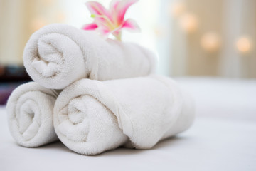 Fototapeta na wymiar beautiful pink orchid on white towel in spa salon.