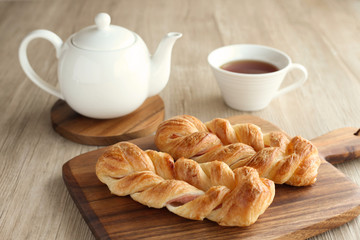 ハムのデニッシュパンと紅茶 ティーポット　ティーカップ 