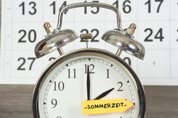 Eine Uhr wird auf Sommerzeit umgestellt