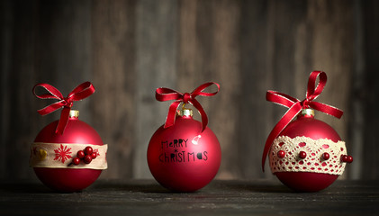 drei rote Weihnachtskugeln