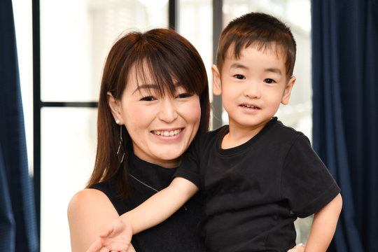 母親に抱っこされる日本人の幼児