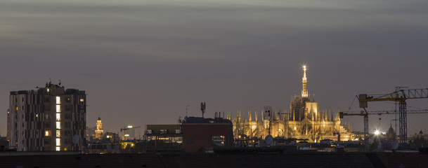Fototapeta na wymiar Duomo di Milano illuminato di sera