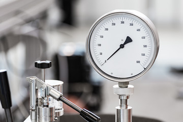 Mechanical pressure gauges.