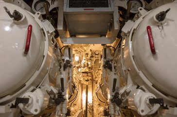 Control of torpedo tubes on a submarine