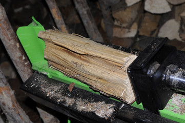 Holzscheit wird gespalten