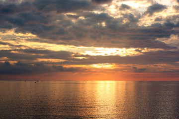 Tramonto arancione con nuvole