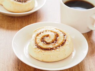 シナモンロールとコーヒー
