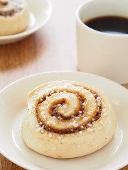 シナモンロールとコーヒー
