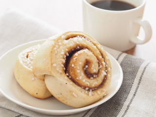 シナモンロールとコーヒー
