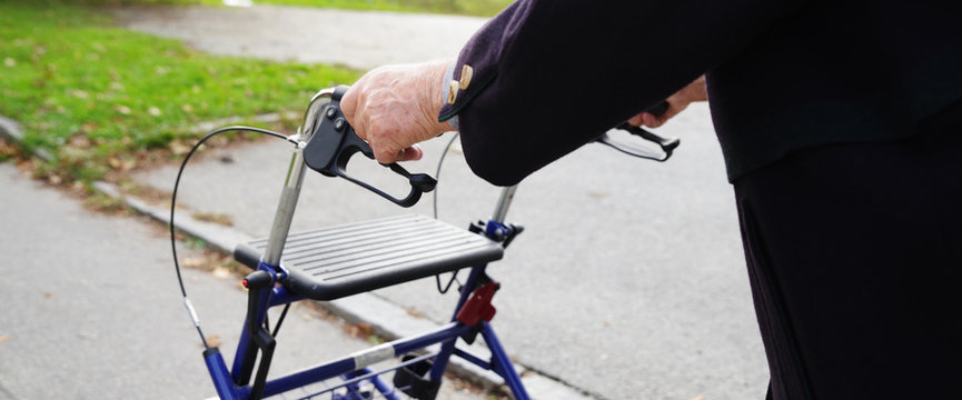 Senior mit Rollator
