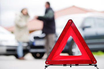 Autounfall, Streit der Fahrer wer Schuld hat 