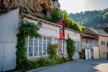 Dans le village de Salles la Source