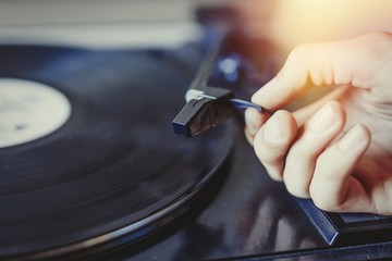 hands with the turntable putting music