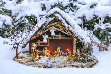 Krippenszene mit Beleuchtung
