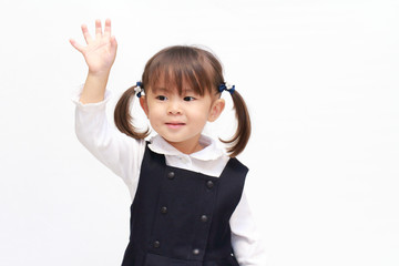 挙手する正装の幼児(2歳児)