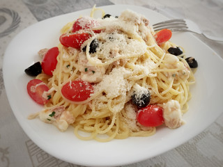 Spaghetti with mozzarella cheese