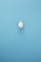 Ein Ei auf blauem Grund
