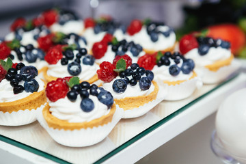 Baked baskets with cream and berries