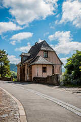 Dans les rues de Conques en Rouergue