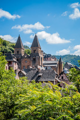 Vue sur le village de Conques en Rouergue