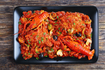 tatsy chicken marengo on black plate