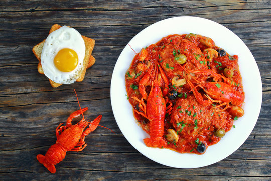 chicken marengo on plate with toasts