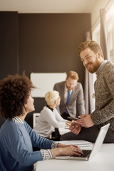Obraz premium Multi ethnic team working in modern office