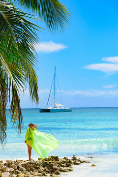 girl poreo sea palm tree