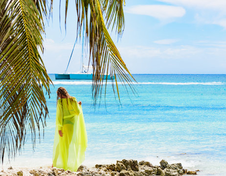 girl poreo sea palm tree
