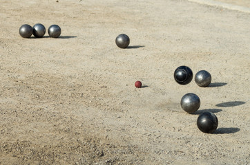 Petanca, juego y deporte, que se practica con bolas de hierro en el suelo