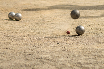 Petanca, juego y deporte, que se practica con bolas de hierro en el suelo